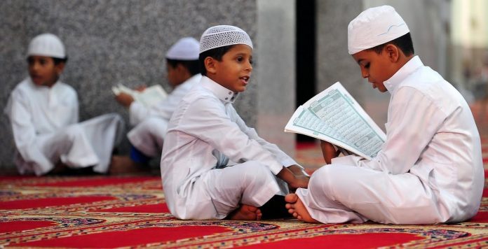 mana yang lebih utama membaca Al-Quran dengan menghafat atau meliaht mushaf