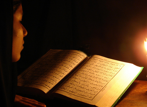 menangis saat membaca Al Quran