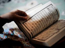 hukum membuka lembaran Al-Quran dengan ludah