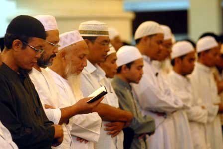 Bolehkah Membaca Al-Qur’an Sembari Berdiri Atau Berbaring?