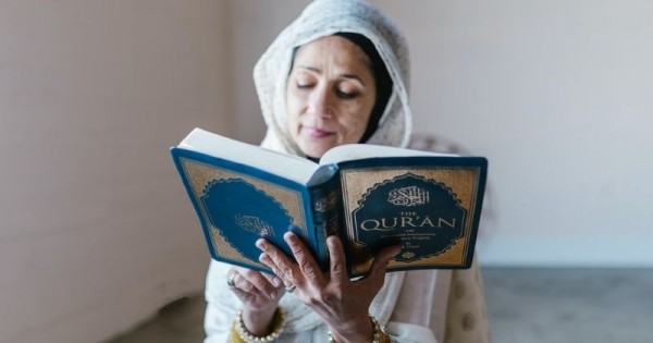 Tafsir Ahkam: Hukum Berciuman Dengan Istri di Bulan Ramadhan