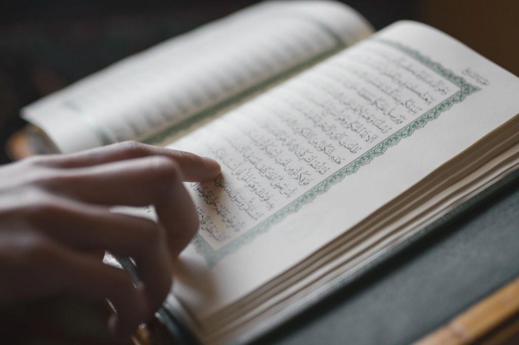 Membaca Al Quran Sebagai Fenomena Resepsi Dalam Keseharian Umat Hot