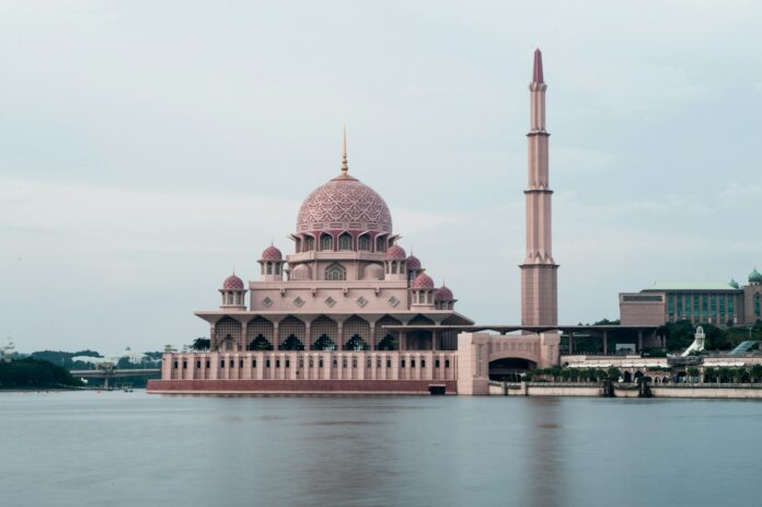 Cabaran dan Peluang Tafsir Alquran dalam Konteks Malaysia
