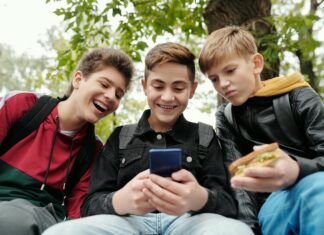 Sunnah yang Terlupakan: Kapan Diam dan Bicara di Era Digital